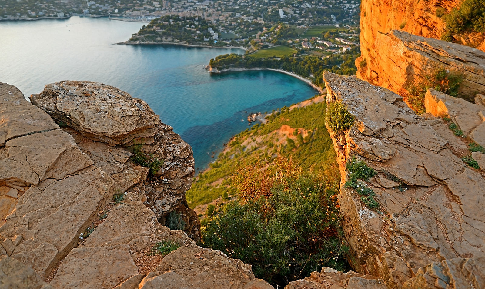 Magnifique brume sur le village de cassis, photo prise du Cap Canaille